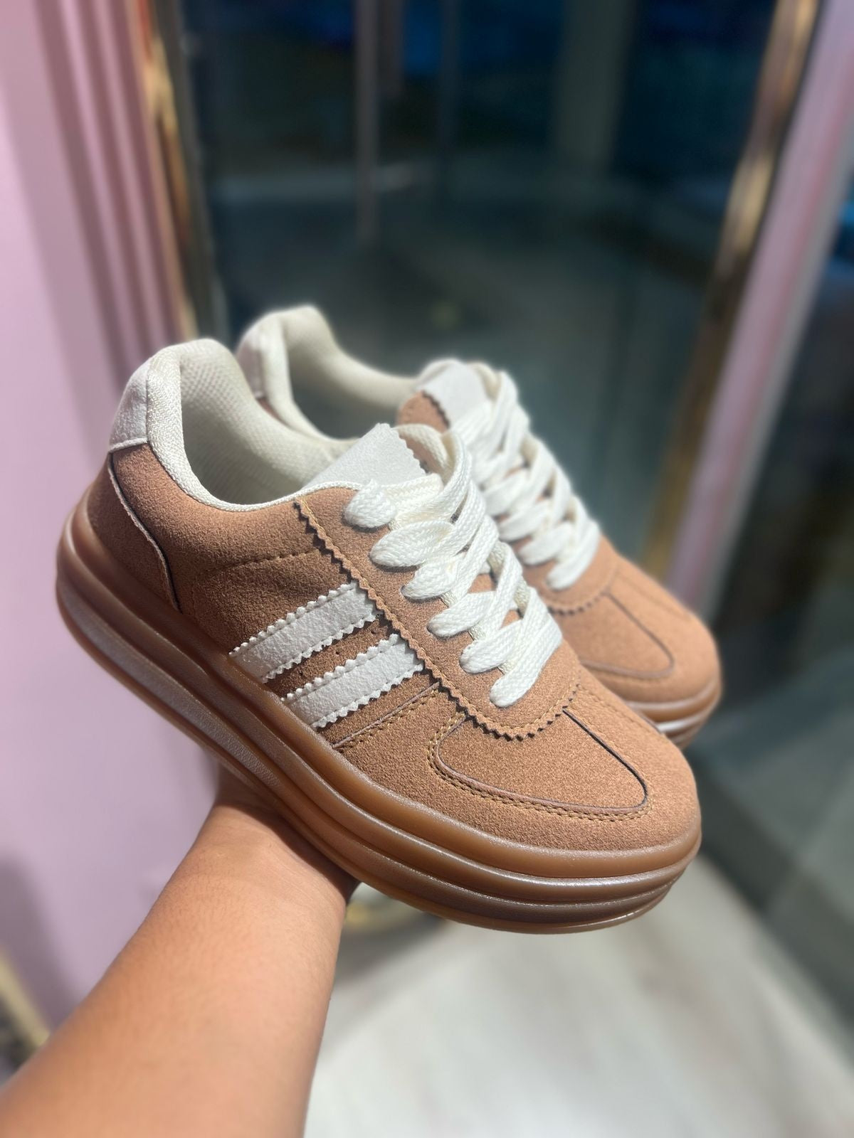 Tenis Miel líneas blancas suela alta